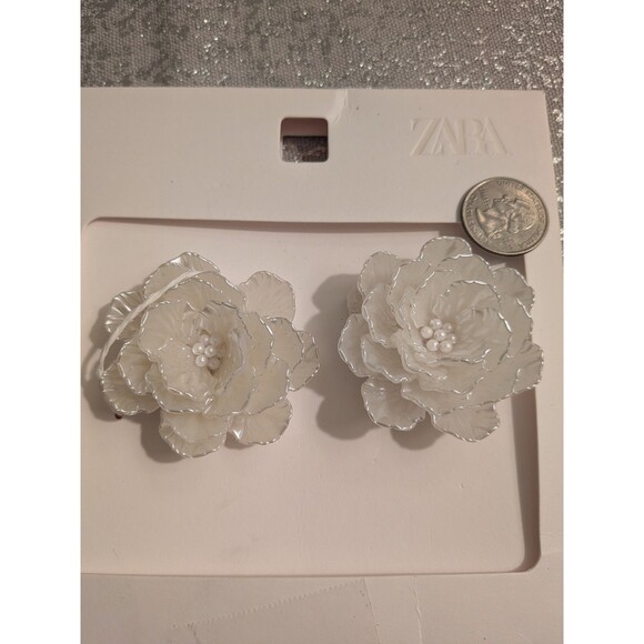 ZARA Earrings Womens Statement White Pearlized 3D Flower Lightweight Embossed - Picture 7 of 10